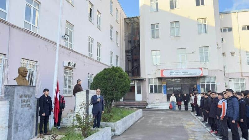 İl Milli Eğitim Müdürü Dr. Ömer Yahşi, Gaziemir'de Öğrencilerle Buluştu - Görsel 2