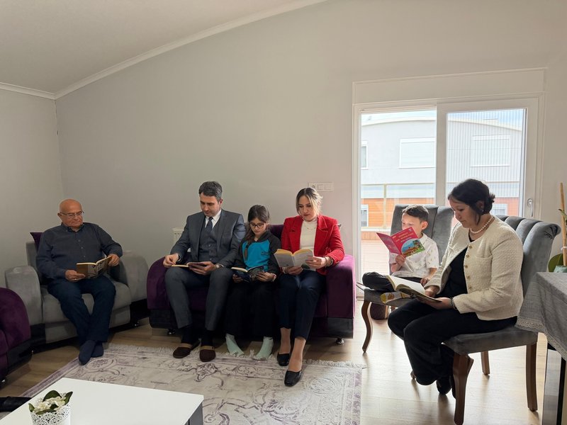 Bucak Kaymakamı ve Eşi, "Bir Fincan Kahve Bir Adım Gelecek" Projesi Kapsamında Öğrenciyi Ziyaret Etti - Görsel 2