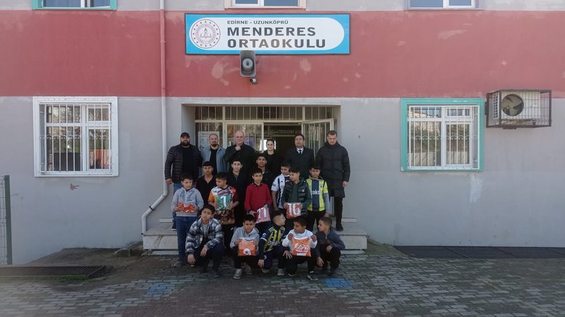 Uzunköprü Kaymakamlığı'ndan Ortaokullara 'Mahalle Ligi' Forma Desteği