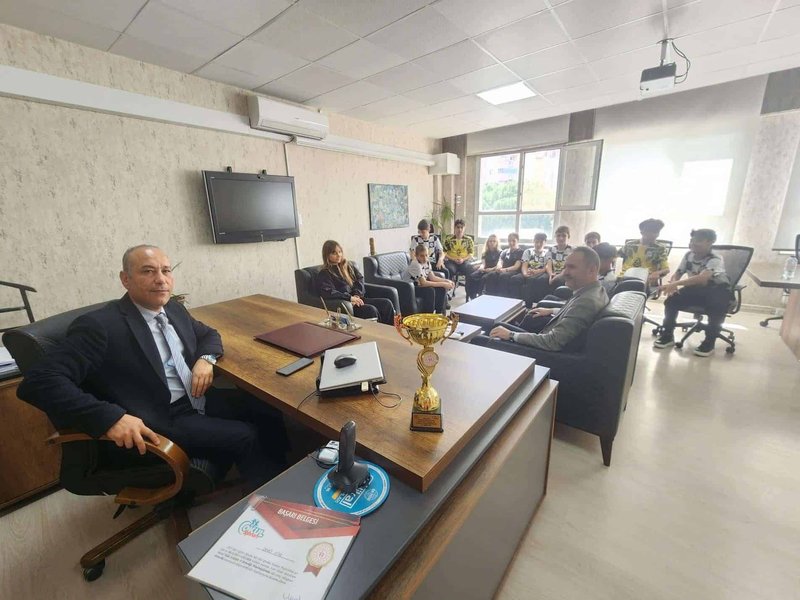 Bayraklı'dan Şampiyonlar Geçidi: Nedret İlhan Keten Ortaokulu'ndan Türkiye ve İl Dereceleri - Görsel 3