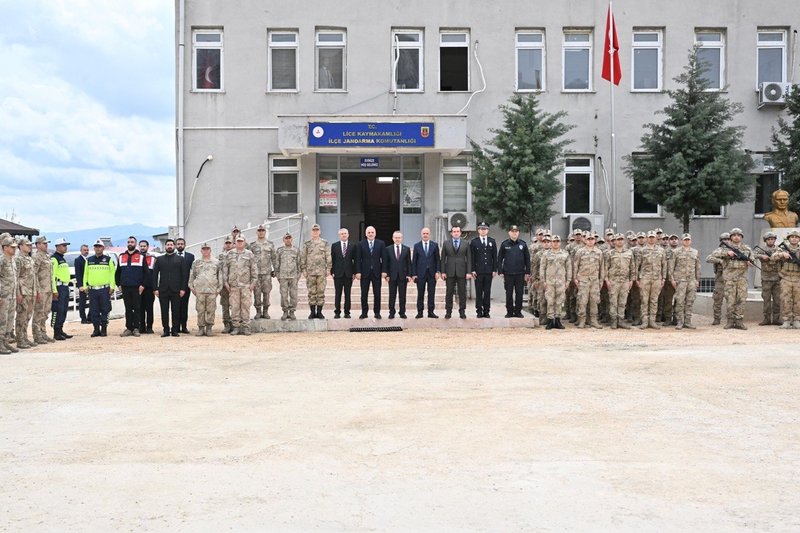 Vali Zorluoğlu Lice'de Öğretmenevi İnşaatını İnceledi, Kütüphane Durumunu Değerlendirdi - Görsel 5