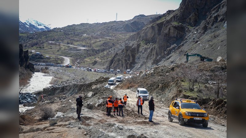 Hakkari Valisi Taşyapan, Heyelan Bölgesinde İncelemelerde Bulundu