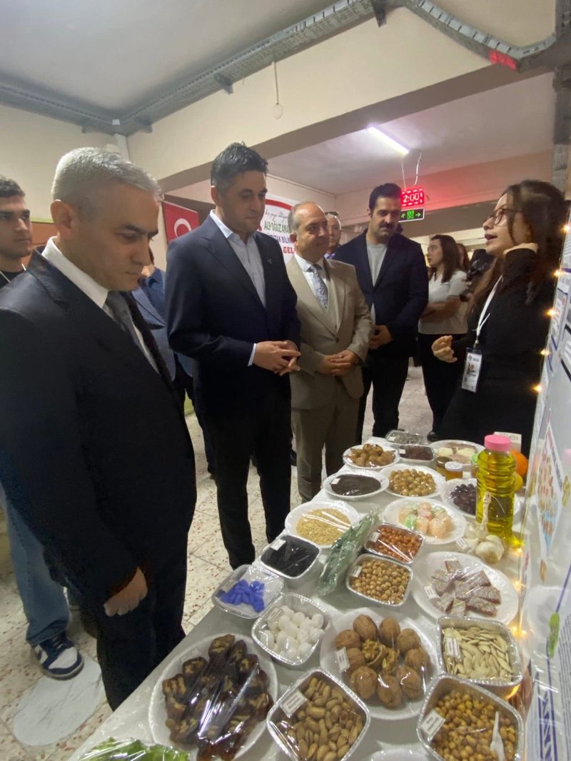 Aliağa'da TÜBİTAK 4006 Bilim Fuarı Açıldı: Öğrencilerin Projeleri Sergilendi - Görsel 3