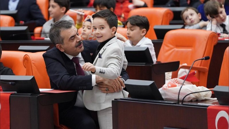 Bakan Tekin'den 23 Nisan Mesajı: Güvenli Eğitim Ortamları ve İyi İnsan İdeali Vurgusu