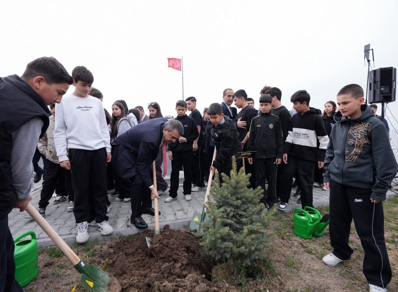Bakan Tekin, Şehit Öğretmenler Anıtı'nı Ziyaret Etti, Fidan Dikti - Görsel 4