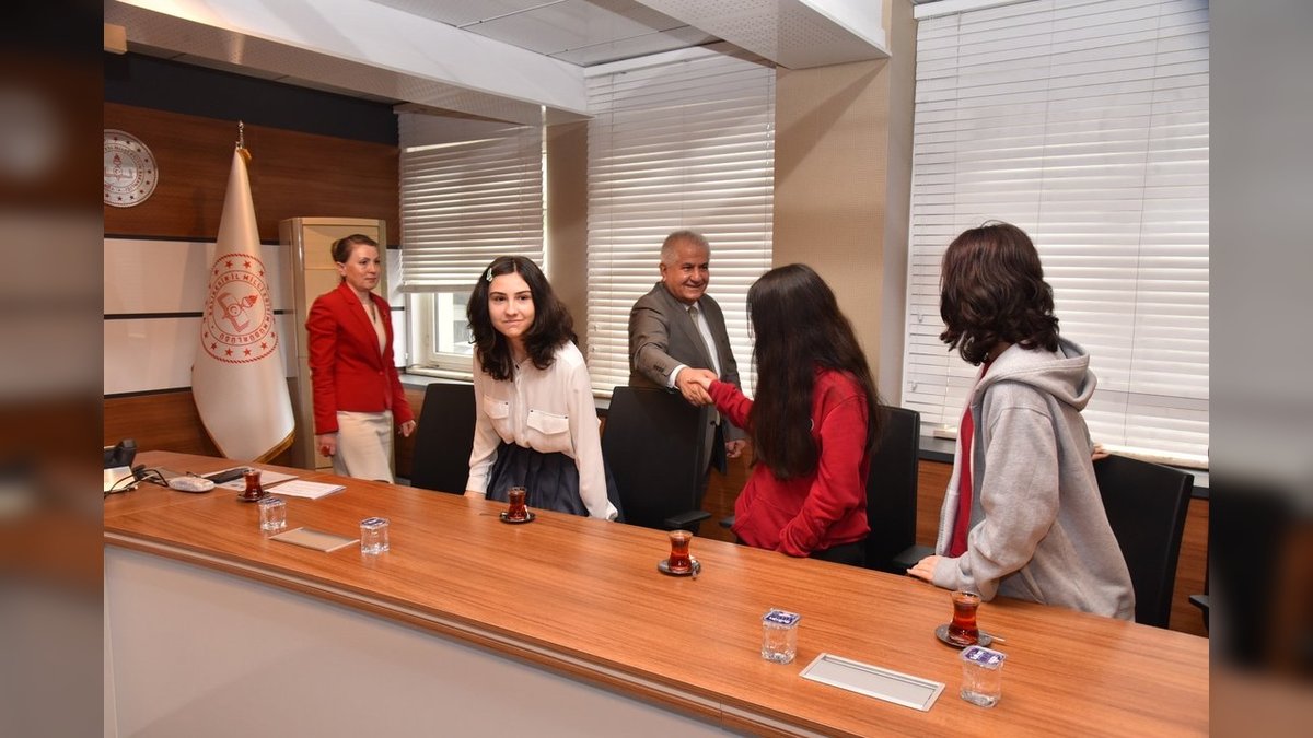 Balıkesir'de Genç Tasarımcılar Savunmadan Sanata Yarışmasında Ödüllerini Aldı