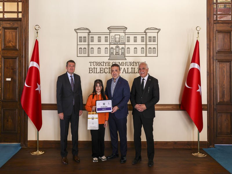 Bilecik Valisi Sözer'den 'Sağlıklı Nesil Sağlıklı Gelecek' Yarışması'nda Dereceye Giren Öğrencilere Ödül - Görsel 3