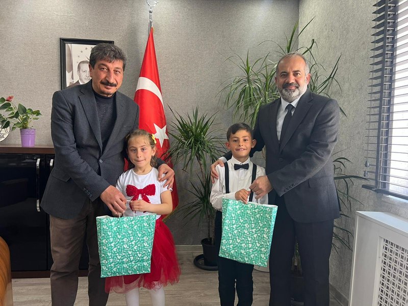 Gürpınar'da 23 Nisan Temsili Makam Devri: Öğrenciler İlçe Milli Eğitim Müdürlüğü Koltuğuna Oturdu - Görsel 3