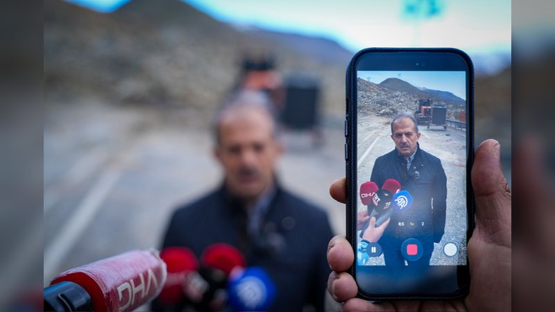 Hakkari Valisi Taşyapan, Heyelan Bölgesinde İncelemelerde Bulundu