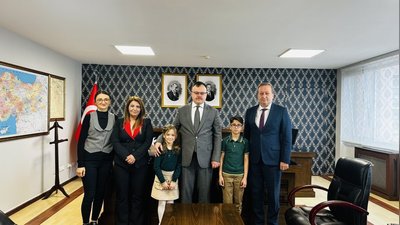 Kaynaşlı'da 23 Nisan Coşkusu: Öğrenciler Kaymakamlık Koltuğuna Oturdu