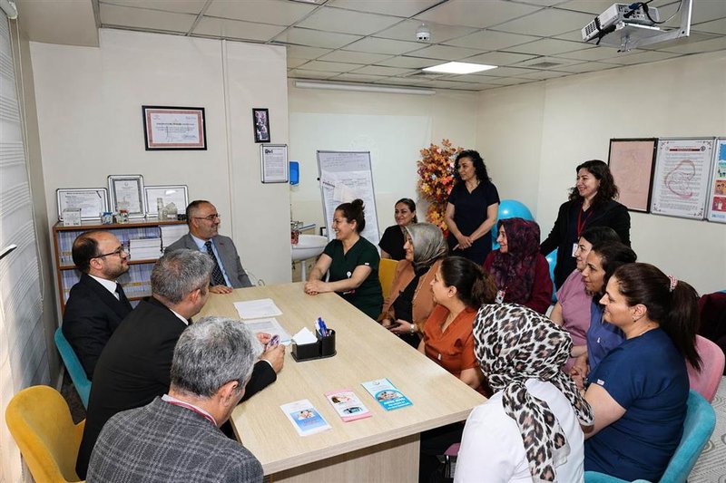 Kırıkkale İl Sağlık Müdürü Ebeler Haftası'nda Sağlık Çalışanlarıyla Buluştu - Görsel 3