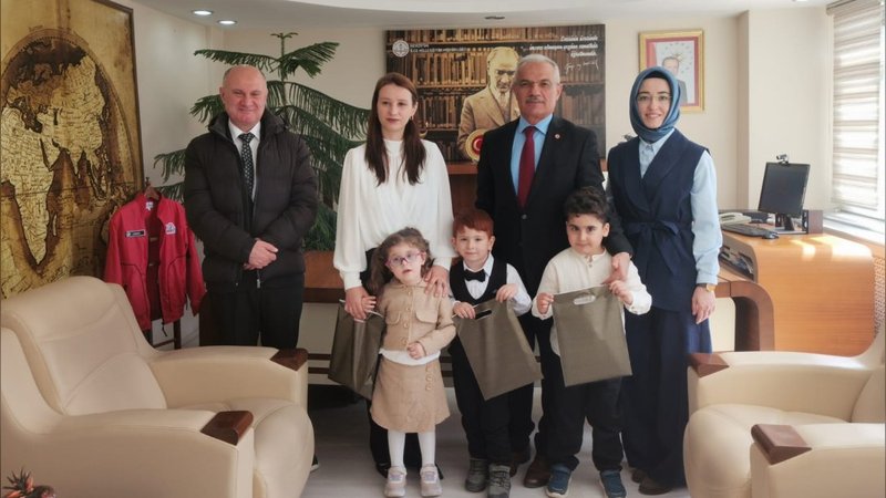 Merzifon'da 23 Nisan Coşkusu: Minik Öğrenciler İlçe Milli Eğitim Müdürü'nü Ziyaret Etti