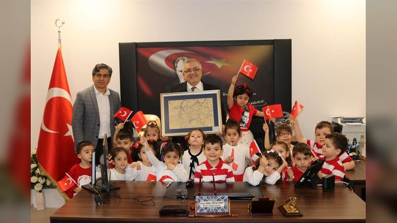 Minik Ziyaretçiler Kocaeli İl Sağlık Müdürü'nü Makamında Ağırladı
