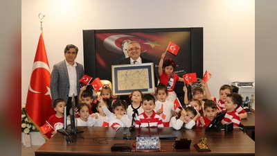Miniklerden Kocaeli İl Sağlık Müdürü'ne 23 Nisan Ziyareti