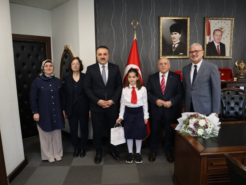 Öğrenci Talya URAN'dan Kocaeli İl Milli Eğitim Müdürü'ne 23 Nisan Ziyareti - Görsel 2