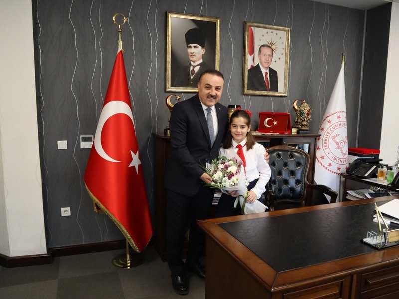 Öğrenci Talya URAN'dan Kocaeli İl Milli Eğitim Müdürü'ne 23 Nisan Ziyareti - Görsel 3