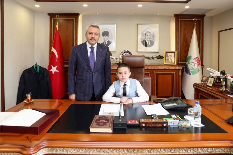 Rize Valisi Baydaş, Makamını Çocuk Bayramı İçin Öğrenci Kerim Poyraz'a Devretti - Görsel 2
