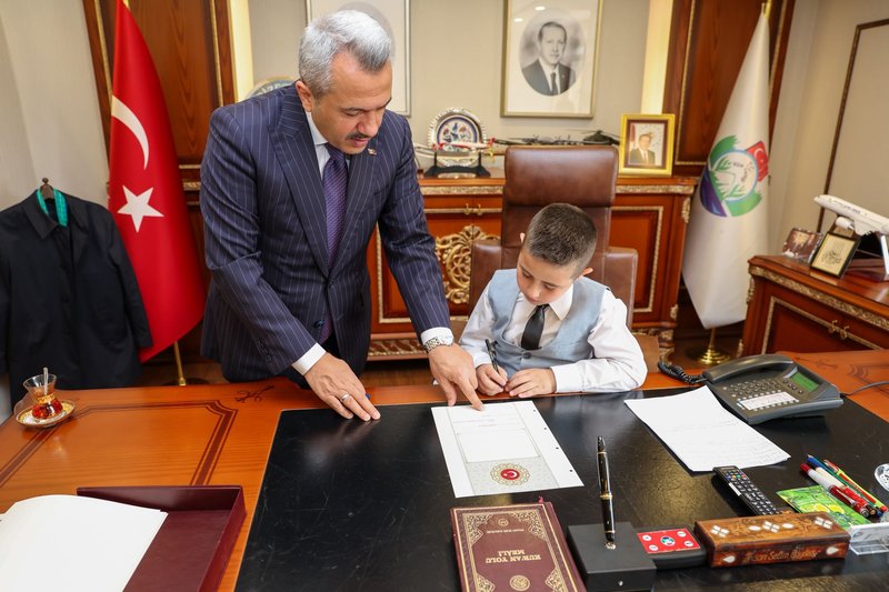 Rize Valisi Baydaş, Makamını Çocuk Bayramı İçin Öğrenci Kerim Poyraz'a Devretti - Görsel 4