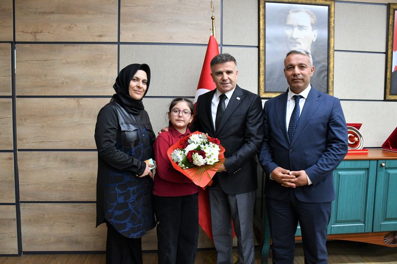 Şanlıurfa'da 23 Nisan Coşkusu: Öğrenci Zeynep Arşit İl Milli Eğitim Müdürü Koltuğunda - Görsel 4