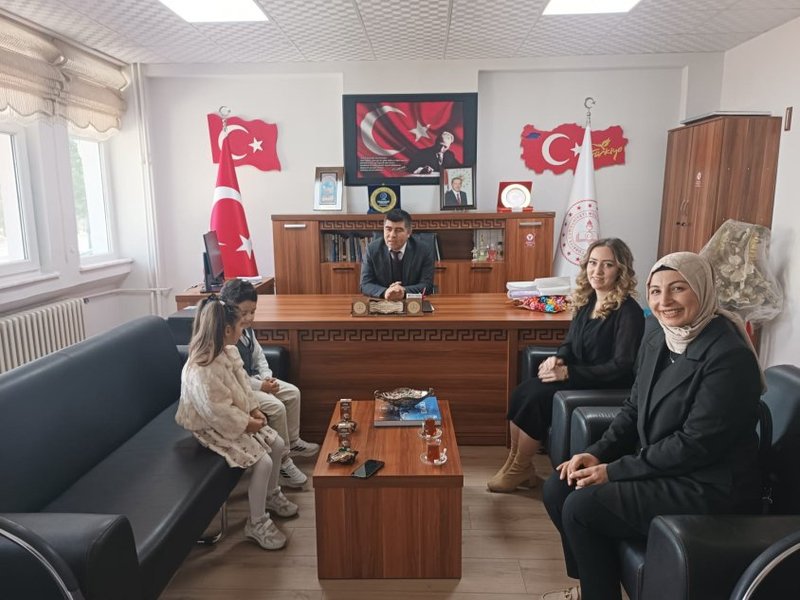 Sarıoğlan'da Makam Koltuğu Minik Ellere Emanet: 23 Nisan Coşkusu - Görsel 2