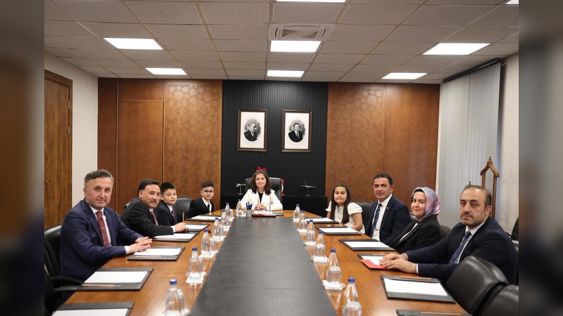 Vali Çiçek, 23 Nisan'da Koltuğunu Öğrenci Zeynep Gedikbaş'a Devretti