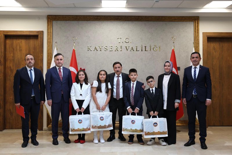 Vali Çiçek, 23 Nisan'da Koltuğunu Öğrenci Zeynep Gedikbaş'a Devretti - Görsel 3