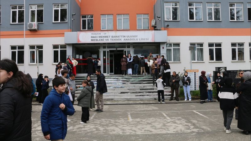 Of'ta Bursluluk Sınavı Sorunsuz Tamamlandı