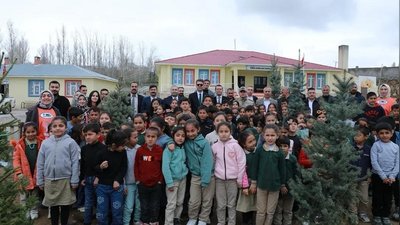 Erciş'te Fidan Dikimi Etkinliği: Kaymakam Karaloğlu ve Öğrenciler Toprakla Buluştu
