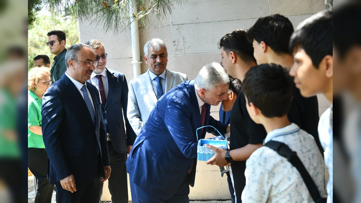 Bakan Bolat ve Vali Soytürk Çocuk Evlerini Ziyaret Etti