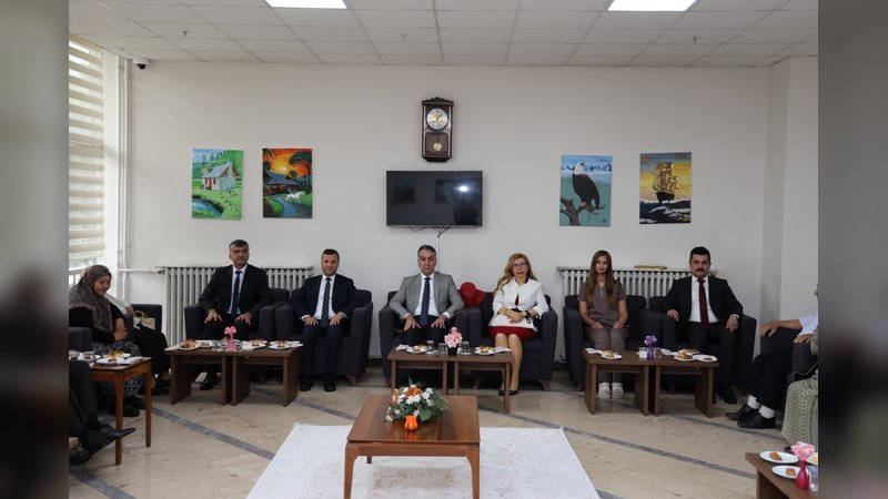 Vali Oktay Çağatay ve Eşi, Kurban Bayramı'nda Huzurevi Sakinlerini Ziyaret Etti