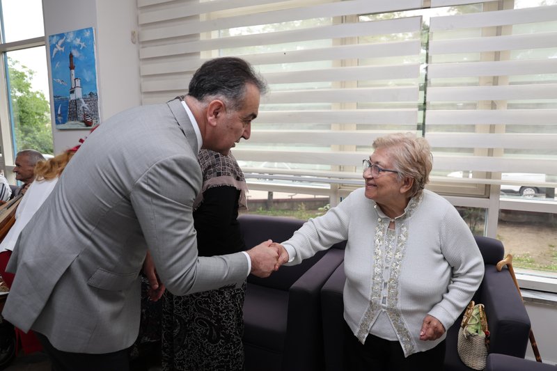 Vali Oktay Çağatay ve Eşi, Kurban Bayramı'nda Huzurevi Sakinlerini Ziyaret Etti - Görsel 2