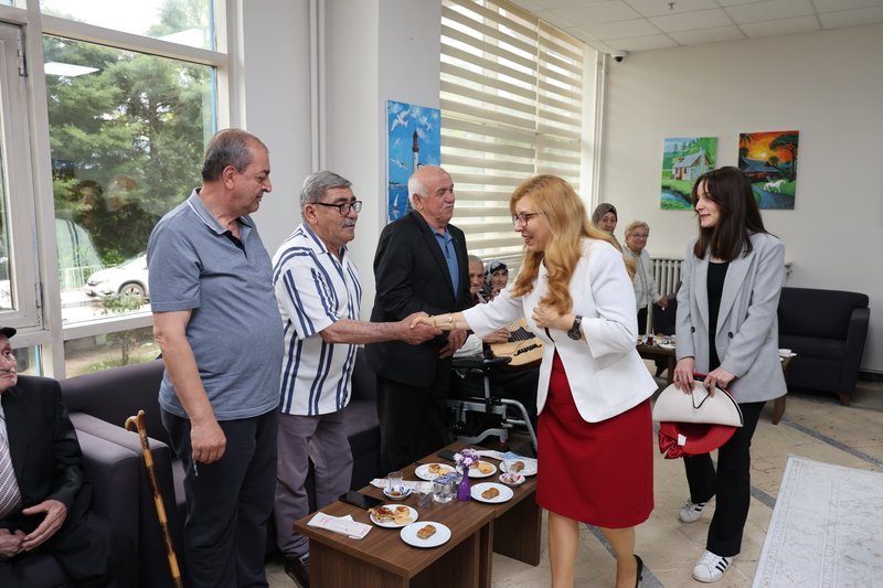 Vali Oktay Çağatay ve Eşi, Kurban Bayramı'nda Huzurevi Sakinlerini Ziyaret Etti - Görsel 3
