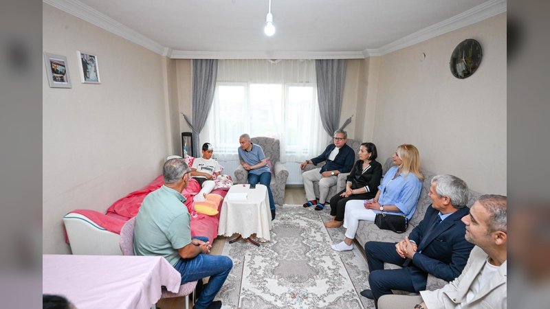 Vali Turan, Trafik Kazasında Yaralanan Öğrenci Mustafa Ayaz'ı Ziyaret Etti