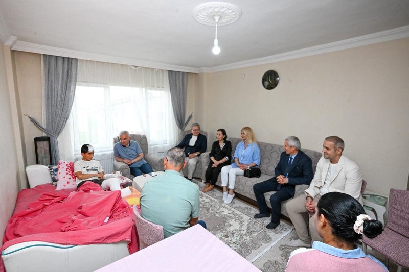 Vali Turan, Trafik Kazasında Yaralanan Öğrenci Mustafa Ayaz'ı Ziyaret Etti - Görsel 4