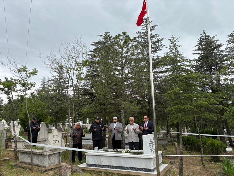 Korgun Kaymakamı Şehit Komiser Veysel Çirişlioğlu'nun Kabrini Ziyaret Etti - Görsel 2